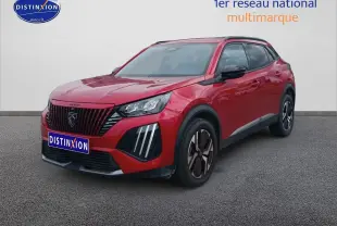 Peugeot 2008 rouge elixir en 3/4 avant droit, avec calandre noire et jantes alu bicolores.