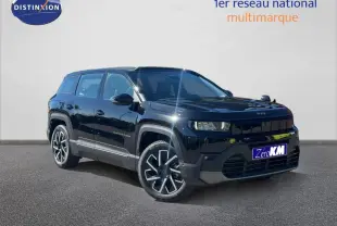 Jeep Compass 2026 couleur Vulcano en 3/4 avant droit, avec jantes alliage et calandre noire distinctive.