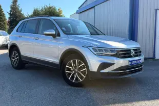Volkswagen Tiguan 1.5 TSI argent en 3/4 avant droit, avec jantes alliage et calandre noire distinctive.