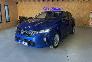 Renault Clio TCE 90ch X-Tronic Evolution bleu Iron vue 3/4 avant droit en intérieur avec éclairage LED distinctif