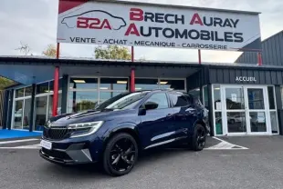 Renault Espace 2023 Bleu Nocturne en 3/4 avant droit, avec jantes noires et feux LED devant un garage Brech Auray Automobiles.