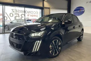 Peugeot 208 noire vue en 3/4 avant droit, avec calandre noire et feux LED signature 3 griffes allumés.