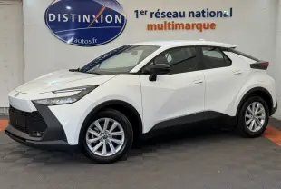 Vue de profil côté gauche du Toyota C-HR 1.8 Hybride blanc 2024 avec lignes anguleuses et jantes alliage.