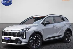 KIA Sportage hybride gris en 3/4 avant droit, avec calandre noire et jantes 19 pouces distinctives.