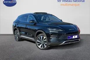 Vue 3/4 avant droite du BYD SEAL U hybride rechargeable en Obsidian Black métallisé avec jantes alu et toit panoramique.