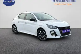 Peugeot 208 blanc Okénite vue 3/4 avant droit avec calandre noire et feux LED distinctifs.