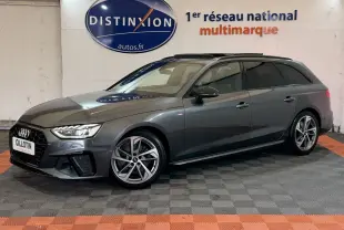 Audi A4 35 TFSI S Edition gris foncé vue de profil droit en intérieur avec jantes alliage et toit ouvrant.