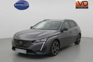 Peugeot 308 Hybrid gris vue 3/4 avant droit, jantes alliage 17 pouces et signature lumineuse verticale LED.