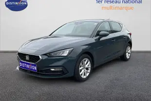 SEAT Leon 2025 gris magnétique métal vue 3/4 avant droit sur fond neutre avec jantes argentées.