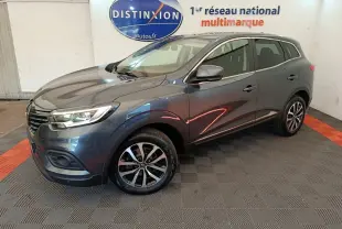 Renault Kadjar Business gris foncé vu en 3/4 avant droit avec jantes alliage et feux LED dans un showroom.