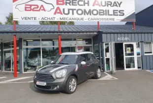 MINI Countryman Cooper D 2014 gris Royal vue 3/4 avant avec toit blanc et bandes blanches sur capot, devant un garage.