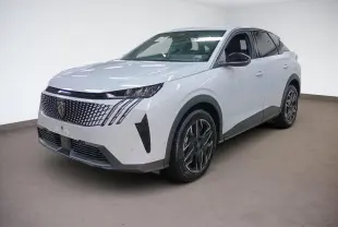 Peugeot 3008 blanc Okenite en 3/4 avant droit, avec calandre distinctive et jantes alliage noires brillantes.