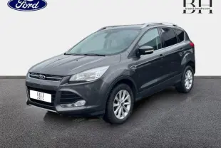 Ford Kuga gris Magnetic en vue 3/4 avant droit, mettant en valeur ses jantes alu et ses lignes dynamiques.