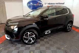 Vue 3/4 avant droit d'un Citroën C5 Aircross noir avec jantes alliage et détails blancs sur boucliers et bas de caisse.