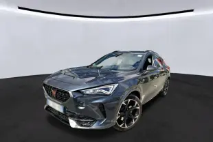 Vue 3/4 avant droite d'un CUPRA Formentor gris clair avec jantes noires et calandre distinctive en losange.