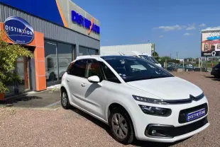 Citroën C4 Spacetourer blanc vue 3/4 avant droit, stationnée devant un concessionnaire Distinxion par temps ensoleillé.