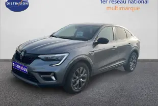 Renault Arkana gris Cassiopée métal en 3/4 avant droit, avec feux LED et jantes alliage distinctives.