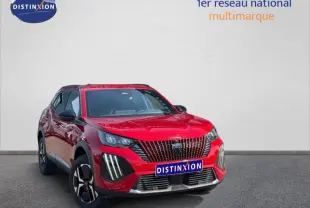 Peugeot 2008 Hybrid rouge Elixir en 3/4 avant droit, avec calandre verticale et feux LED distinctifs.