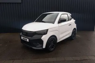 Vue 3/4 avant droite d'une Ligier JS50 REVO D+ Select blanche glacier avec jantes noires et détails noirs contrastants.