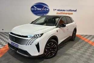 Peugeot 3008 Hybrid blanc Okenite en 3/4 avant droit, avec calandre distinctive et jantes noires brillantes.
