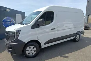 Vue 3/4 avant droit d’un Renault Master blanc avec pare-chocs noir et jantes acier, stationné en extérieur.