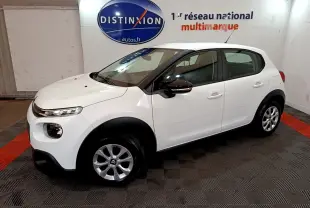 Vue de profil droit d'une Citroën C3 blanche PureTech 68 BVM Feel avec protections noires et jantes alliage.