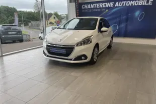 Peugeot 208 blanc vue 3/4 avant droit en showroom avec panneau publicitaire Chantereine Automobile en arrière-plan