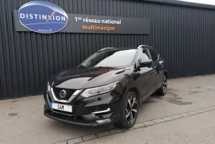 Nissan Qashqai 1.2 DIG-T Tekna noir en 3/4 avant droit, avec jantes alliage et phares LED visibles.