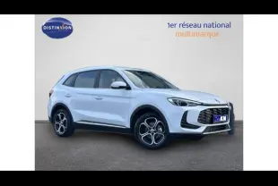 Vue 3/4 avant droite du SUV blanc MG ZS Hybrid+ 197ch Comfort avec jantes alu et calandre distinctive.