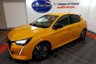 PEUGEOT 208 jaune vue 3/4 avant droit, feux LED allumés, jantes alliage noires, dans un showroom intérieur.
