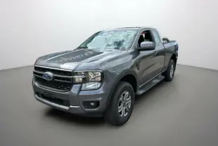 Ford Ranger 2025 gris carbone en 3/4 avant droit, avec rideau de benne et jantes alliage visibles