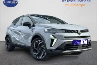 Vue 3/4 avant d'un Renault Captur 2026 gris Rafale avec toit noir, jantes noires et signature lumineuse distinctive.