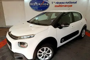 Citroën C3 blanche vue 3/4 avant droit avec protections latérales noires et jantes alliage.
