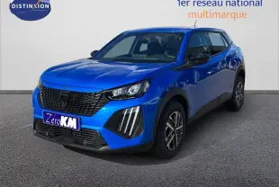 Peugeot 2008 bleu Vertigo métal en 3/4 avant droit, avec calandre noire et feux LED distinctifs.