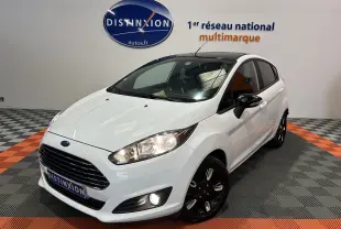 Ford Fiesta EcoBoost blanche vue en 3/4 avant droit, avec jantes noires et toit panoramique noir.