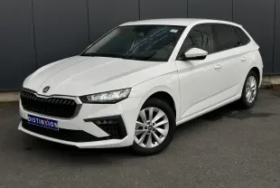 Vue 3/4 avant droite d'une Skoda Scala blanche Candy avec jantes alliage et vitres latérales surteintées.