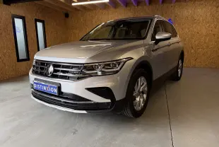 Vue frontale d'un Volkswagen Tiguan gris clair 1.4 e-Hybrid avec calandre chromée et logo distinctif e-Hybrid visible.