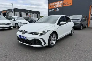 Volkswagen Golf GTD blanche vue en 3/4 avant droit sur parking devant un bâtiment autos.fr