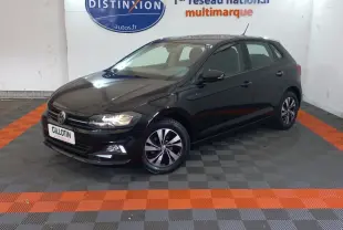Volkswagen Polo noire vue en 3/4 avant droit dans un showroom avec sol gris et bandes orange.