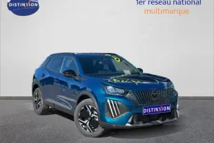 Peugeot 2008 hybride bleu Obsession en 3/4 avant droit, avec calandre verticale et jantes noires distinctives.