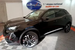 Peugeot 2008 noir vue 3/4 avant droit, avec jantes alliage et toit noir brillant en showroom.