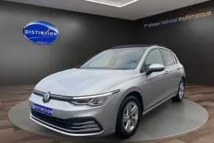 Volkswagen Golf VIII gris argent en 3/4 avant droit, avec toit panoramique ouvrant et vitres surteintées visible en showroom.