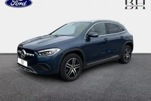 Mercedes GLA 250 e bleu denim métallisé en 3/4 avant droit, avec jantes alliage et calandre étoilée visible.