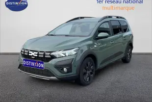 Dacia Jogger gris schiste métal en 3/4 avant droit, avec calandre noire et jantes foncées distinctives.