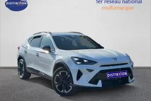 Vue 3/4 avant du CUPRA Formentor blanc Nevada métallisé 2025 avec jantes noires et calandre marquée.