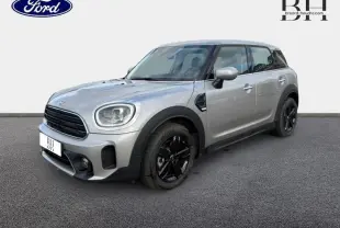 Vue 3/4 avant droit d'une MINI COUNTRYMAN 2023 Melting Silver III avec jantes noires et calandre chromée.