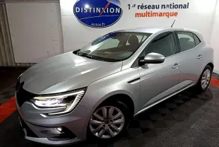 Renault Mégane Business Blue dCi 115 gris clair vue 3/4 avant avec feux LED allumés dans un showroom.