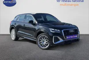 Audi Q2 30 TDI S line noir Mythic métallisé en 3/4 avant, avec jantes alliage et calandre noire distinctive.