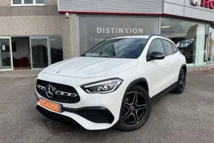 Mercedes GLA 200 AMG Line blanc polaire vu en 3/4 avant droit avec jantes AMG noires et calandre diamantée chrome.