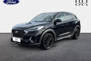 Hyundai Tucson Phantom Black Métal vu en 3/4 avant droit, avec calandre noire et jantes alliage noires brillantes.